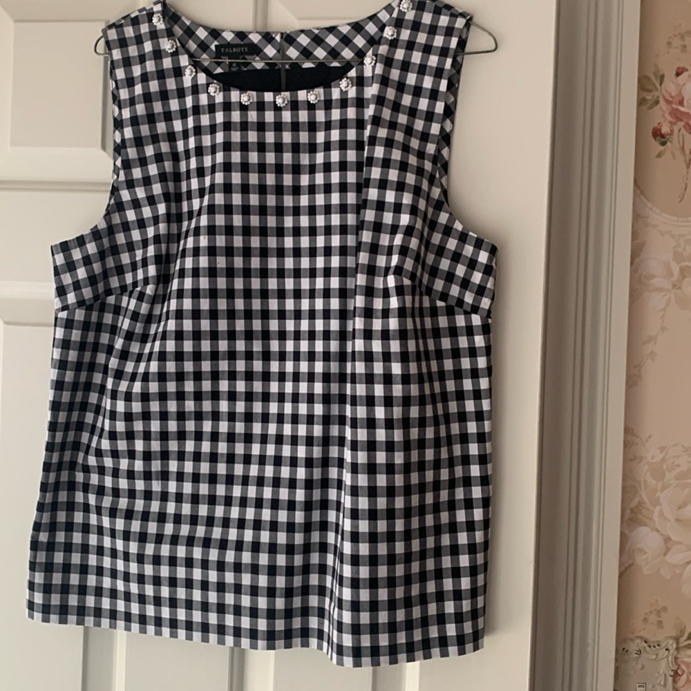 Gingham sleeveless woman’s top.